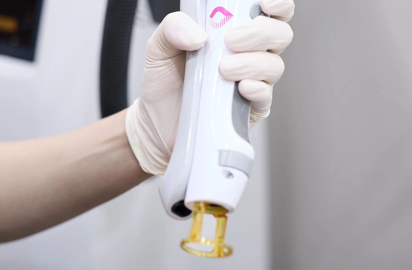 Hygienic hair removal system with reduced skin contact
